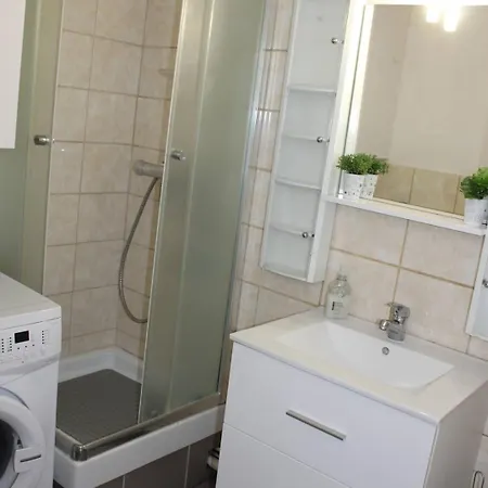 Apartment T2 Climatise Au Coeur De Cyprien - 4mir23 *